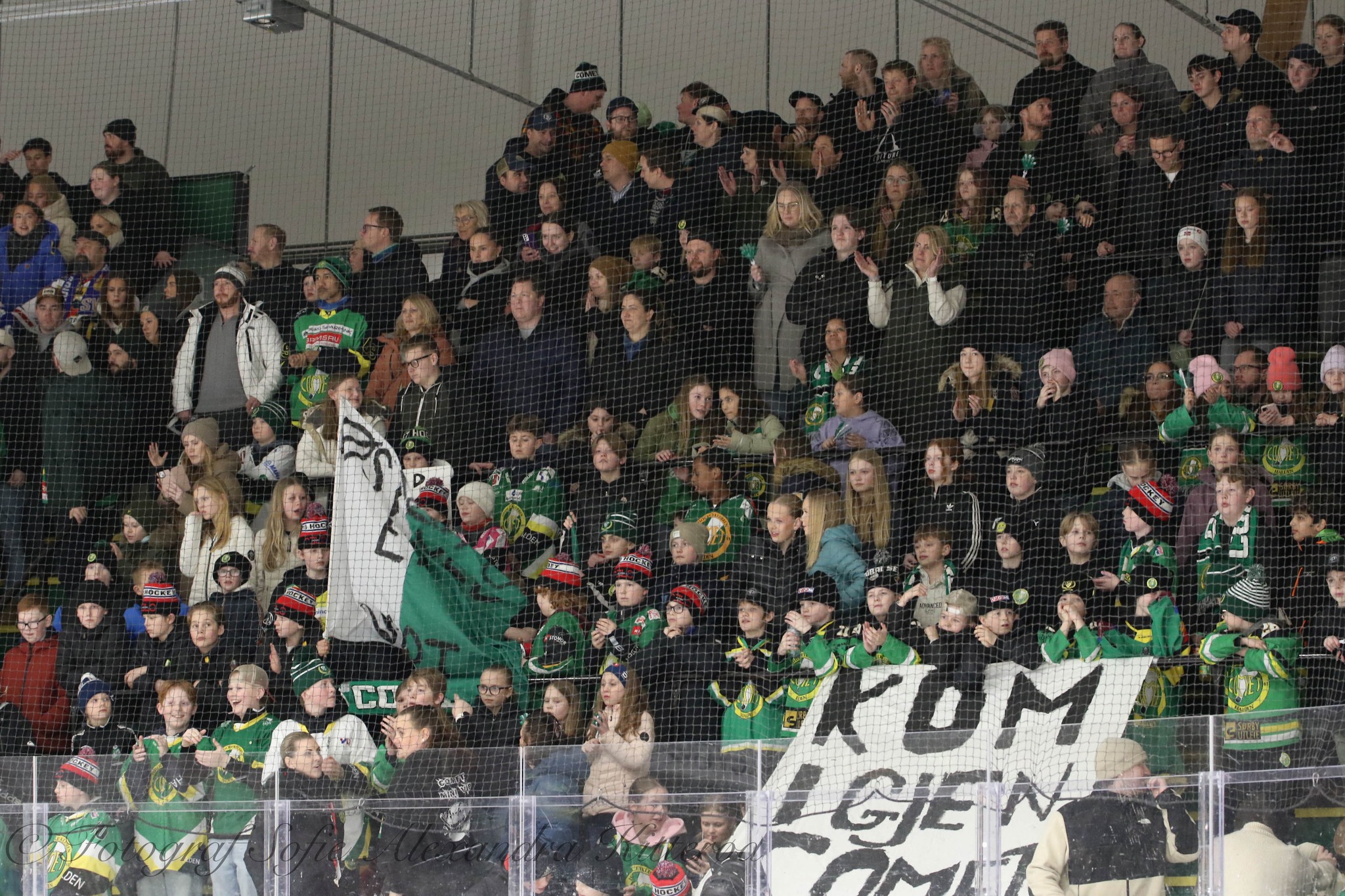 Tettpakket tribune med supportere