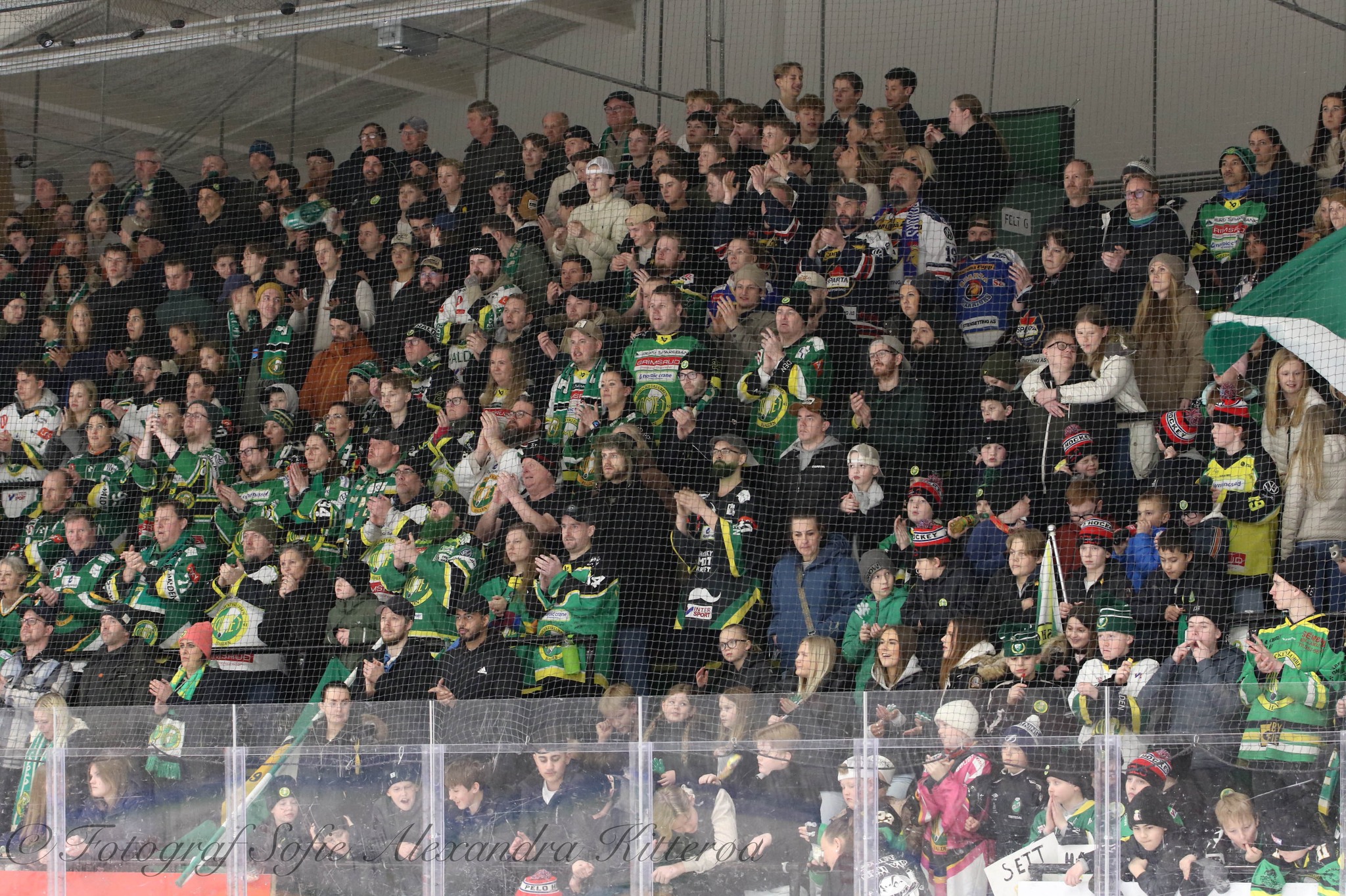 Full tribune under hockeykamp